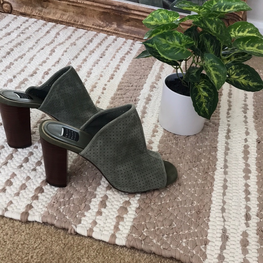 Heels - Picture 3 of 3